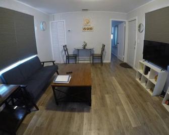 Intimate Cottage Close to Downtown and Beaches - West Palm Beach - Salon