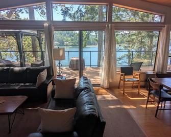 Spacious Waterfront House on North Pender Island - Pender Island - Living room