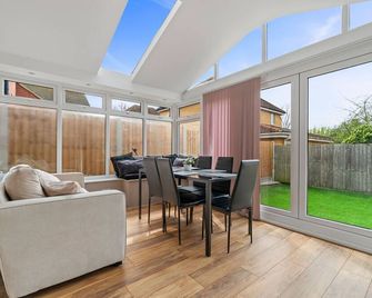 Cosy 3 bedroom spacious House - Romford - Їдальня