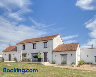 maison blanche piscine et petit déjeuner - Châtellerault - Building