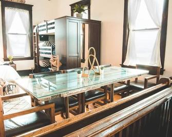 The Courthouse Loft - History with a hot tub! - El Paso - Comedor