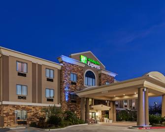 Holiday Inn Express & Suites Cleveland - Cleveland - Building