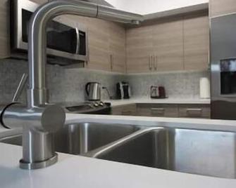 Yacht Club at Aventura 2 Bed 2 bath Luxurius Cozy Brand New - Aventura - Cocina