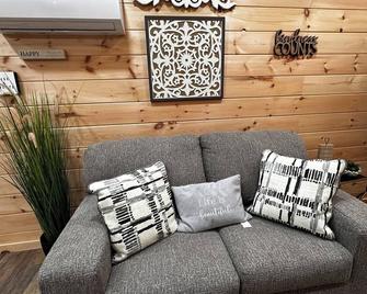 Inspiration Station: Your Peaceful Getaway to Recharge and Refocus in Nature - Pikeville - Living room