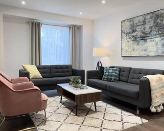 Stylish Home In Prime Location North Of - Richmond Hill - Living room