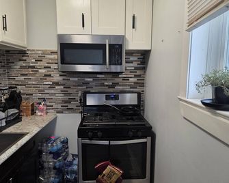 Chic private bedroom housing close to public transportation to the loop. - شيكاغو - مطبخ