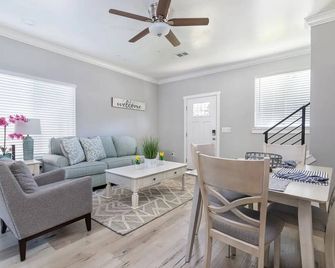 Near Sac Downtown Charming&Cute Brand New House - סקרמנטו - סלון