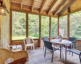 Rural Retreat 3 Mi to Morrisville & Rail Trail! - Hyde Park - Dining room