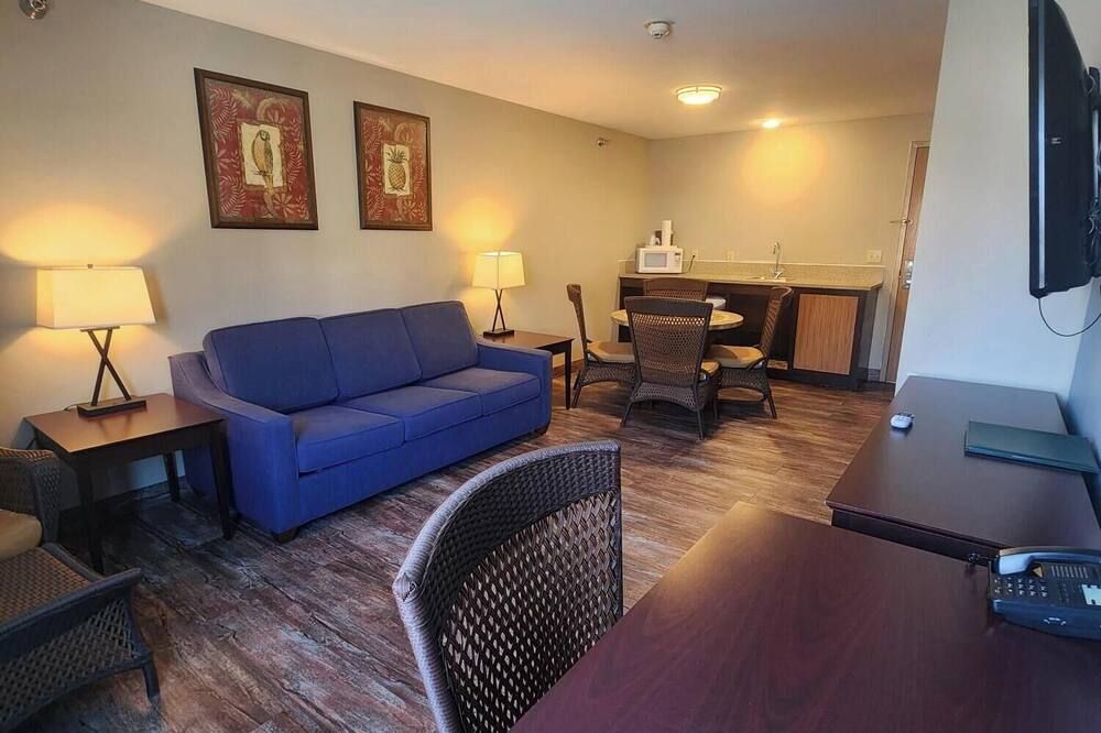 Put-in-Bay Resort And Conference Center - Put-in-Bay - Living room