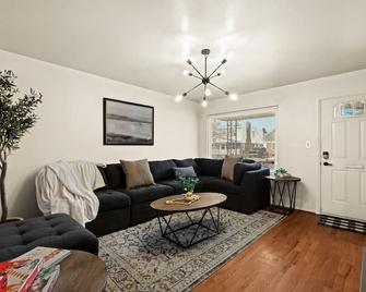 Newly Renovated Gem Work Crews Welcome - Lincoln Park - Living room