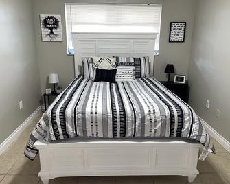 The Black&White Condo - Sunrise - Bedroom