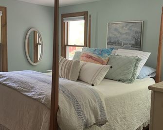 Tucked Away 3-bedroom Fish Creek cottage. Two miles from Peninsula State Park. - Fish Creek - Bedroom