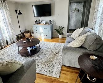 Luxury Retreat! Large 3 bedroom upstairs townhouse!Suny Potsdam in the backyard! - Potsdam - Sala de estar