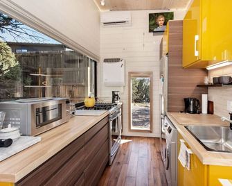 Modern Tiny Home, 25 Min to Skiing, 3 Min to Shops - Carbondale - Cucina