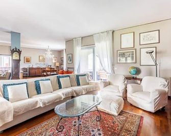 Maestosa Villa A Pochi Km From Garda Lake With Large Garden And 2 Porticates - 카스테네돌로 - 거실