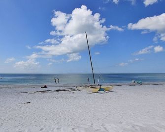 Beachfront studio with grilling area & shuffleboard - steps to sand - North Redington Beach - Beach