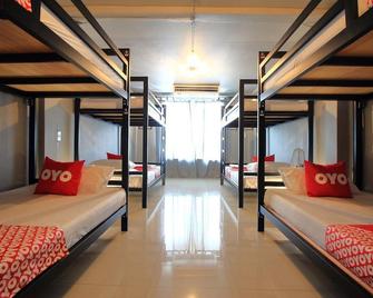 OYO 421 Guyasuka Hostel & Cafe - Mueang Samut Prakan - Bedroom