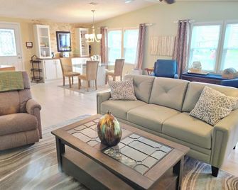 The Villages! Ez Access to Shops+ Squares, Pets Ok, Remodeled And Clean,gas Golf - Lady Lake - Sala de estar