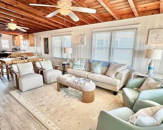 Angelfish / 1323 W. Beach Drive - Coastal Vacation Resorts - Oak Island - Sala de estar