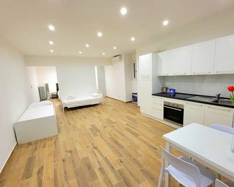 Grande Bilocale in centro per Lavoratori-famiglie-ideale inverno - Menton - Kitchen