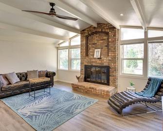 Grand Junction Vacation Rental with Patio and Grill! - Grand Junction - Living room