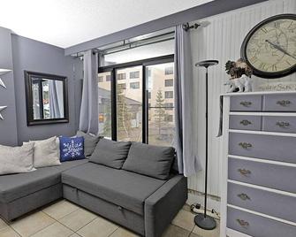 SC 2211: Adventure awaits! Cute&comfy studio perfect for couples! Pool+hot tub! - Snowshoe - Living room