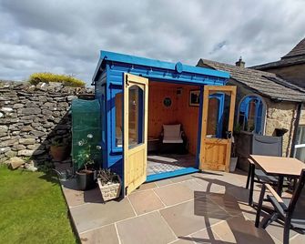 4 Star Tastefully Renovated, Spacious Barn Conversion, Sleeps 2, Dog Friendly - Leyburn - Terasa