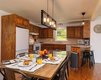 Hôtel à la maison - Les Hibiscus, Spa et Vue - Murray Bay - Cuisine