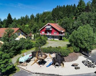 Moderne Ferienwohnung im Landhausstil mit Sauna und Regendusche - Drachselsried - Bâtiment