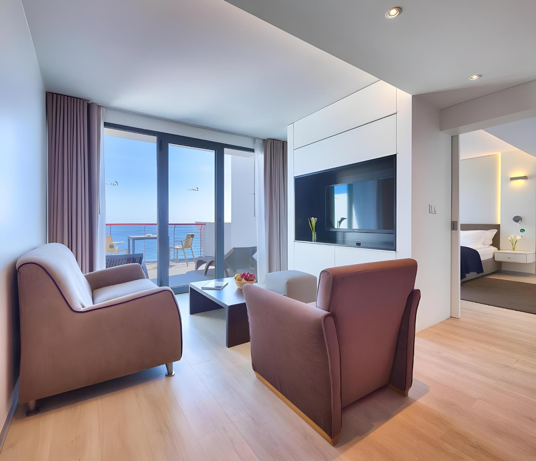 فور فيوز مونيومنتال