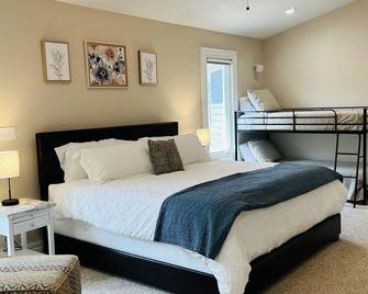 # Private Indoor Pool # Sleeps 27 - Brooklyn - Bedroom