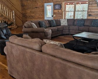 Secluded, Private 5000 Square Foot Luxury Lodge Located On 20 Wooded Acres. - Кембридж - Вітальня