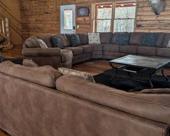 Secluded, Private 5000 Square Foot Luxury Lodge Located On 20 Wooded Acres. - Cambridge - Huiskamer