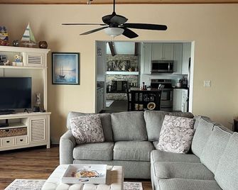 Lake Jackson beachfront home w/dock, pool table, close to restaurants/shops - Sebring - Soggiorno