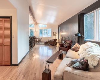 Crystal River Nest | Riverside Fishing Oasis - Carbondale - Living room