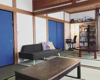 Guesthouse-Lahar- Hostel - Daigo - Вітальня