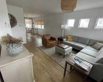 Affordable BoHo Beach House, 1st floor unit. Sleeps 6 - Ship Bottom - Pokój dzienny