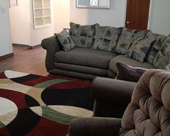 'Entire Rancher Home' - Lewiston - Living room