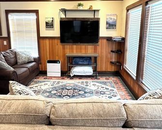 New Luxury Cabin in Central East Glacier - East Glacier Park - Sala de estar