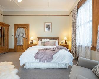 The Fern & Thistle Luxury Accommodation - Balclutha - Bedroom