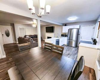 Hot Tub!! Newly Renovated Sunset Themed House. - Pocatello - Dining room