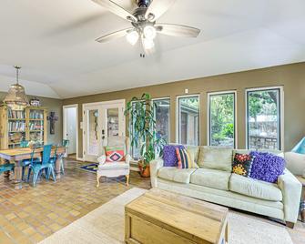 Del Rio Home with Large Yard, BBQ and Fireplace! - Del Río - Sala de estar
