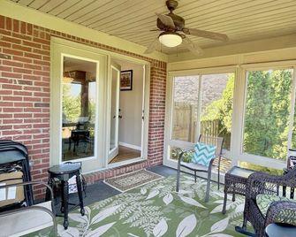 Cali-king beds. Best of Nicholasville! Koi pond relaxing backyard. 3 bed 2 bath - Nicholasville - Sala de estar