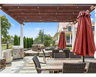 1 BR barn with custom game room and amazing outdoor space! Swimming pool! - Stafford - Patio