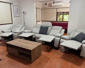 4 Bed 2 Bath House with Pool Town Beach Broome - Broome - Living room