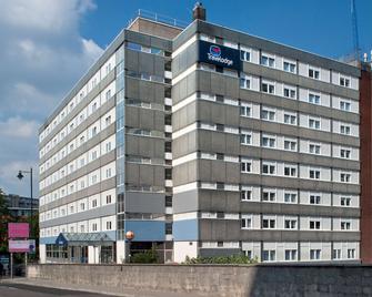 Travelodge Manchester Central - Manchester - Building