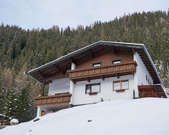 Cosy apartment for 6 people with WIFI, TV, balcony and parking - Haiming - Edificio