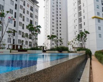 Relaxing 2BR at Bassura City Apartment - Jakarta - Pool