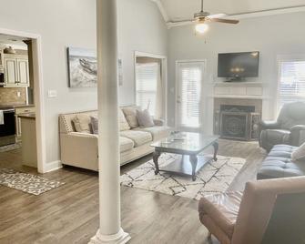 3 Br; 2 Br house; Edgewater cove; North Jackson, TN, sleeps 6 - Jackson - Living room