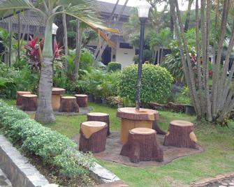Insumo Palace Hotels & Resorts - Kediri - Патіо